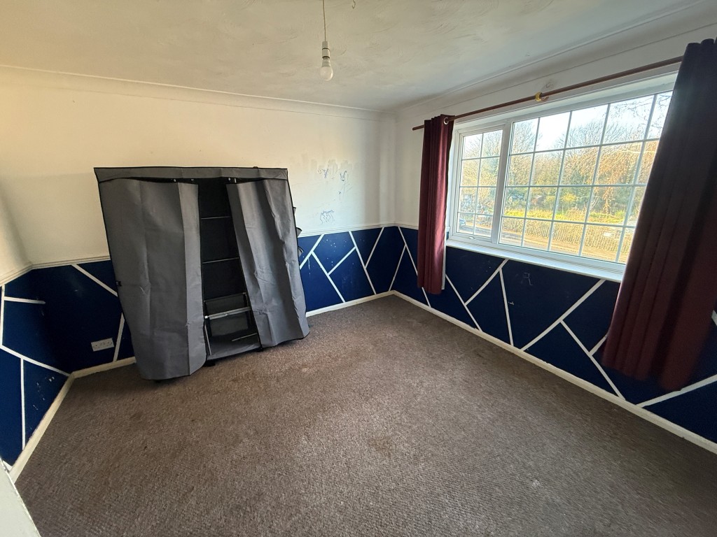 Lot: 144 - FOUR-BEDROOM TOWN HOUSE FOR REFURBISHMENT - Bedroom